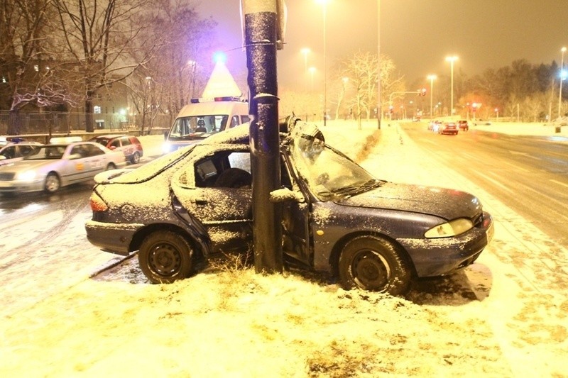 Kobieta wjechała w słup. Jej stan jest ciężki [ZDJĘCIA]