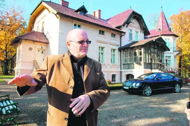 Zenon Sobiecki przed  pałacem w Bączku. Kupił go w 1997 roku i podniósł z ruiny