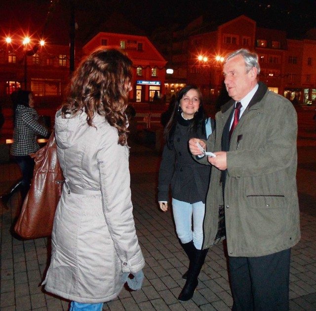 Prezydent Rybnika Adam Fudali  ściska codziennie setki dłoni