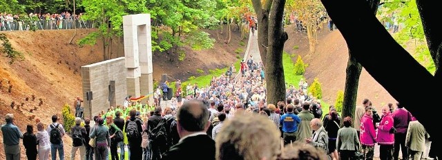 Odsłonięcie pomnika ku czci Pomordowanych Profesorów Lwowskich przyciągnęło tłumy. Obok siebie stali Ukraińcy i Polacy. To wydarzenie jest dowodem na to, że między naszymi narodami panują poprawne stosunki