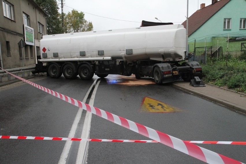 Cysterna blokuje drogę krajową nr 35 pod Wrocławiem (ZDJĘCIA)