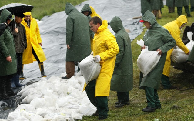 Czerwiec 2010 roku - trwa układanie wału przeciwpowodziowego na Kozanowie