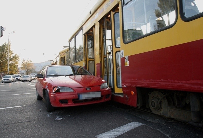 Toyota wjechała w tramwaj [ZDJĘCIA]