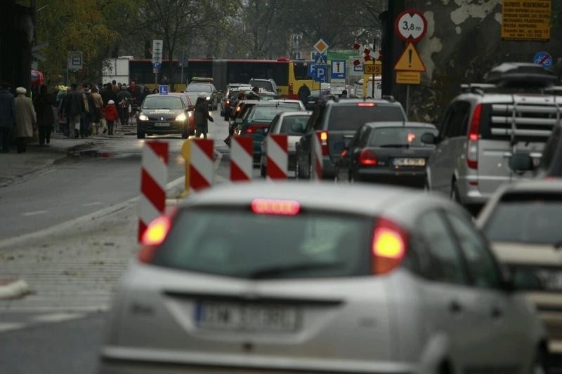 WSZYSTKICH ŚWIĘTYCH: Sprawdź co się dzieje na wrocławskich cmentarzach (ZDJĘCIA)