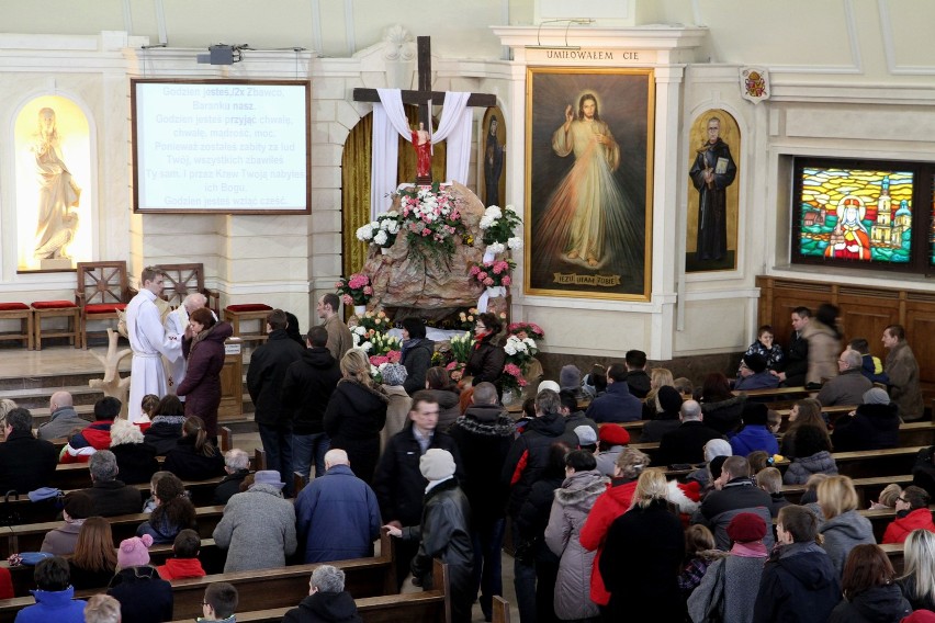 Wielkanoc 2013. Tłumy na mszach mimo śniegu i silnego wiatru (ZDJĘCIA)