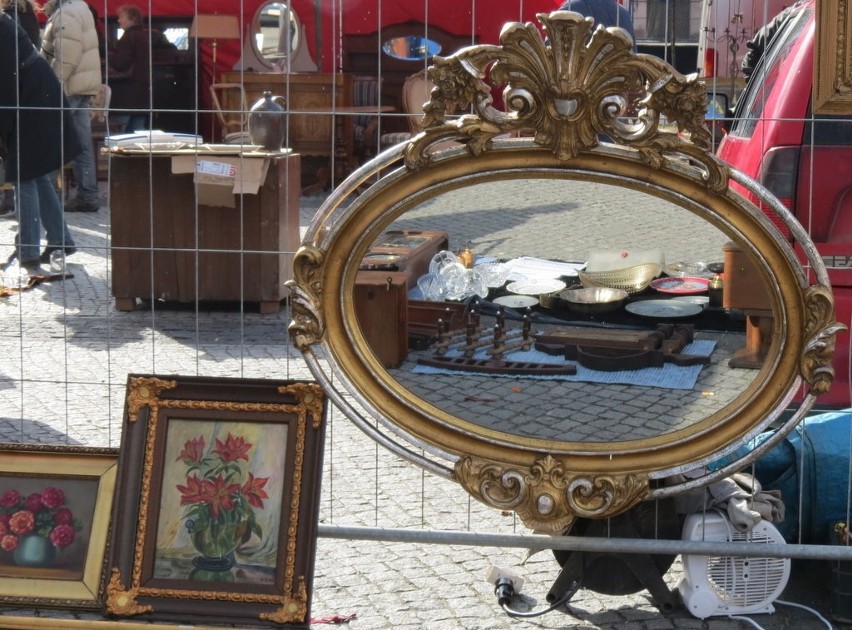 Ozdobne lustro z XIX wieku. Cena 1500 zł.