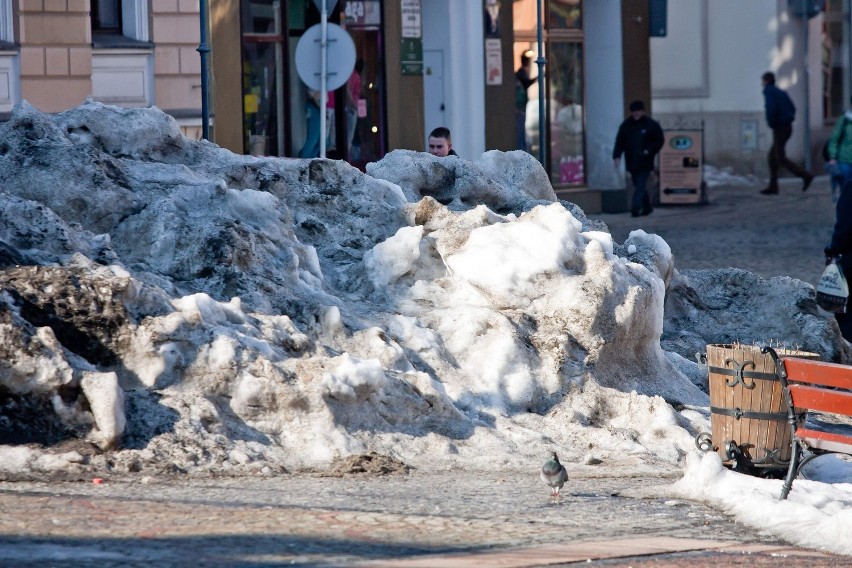 Wałbrzych: W Rynku zalegają zwały brudnego śniegu. Zarząd Dróg oszczędzał (ZDĘCIA)