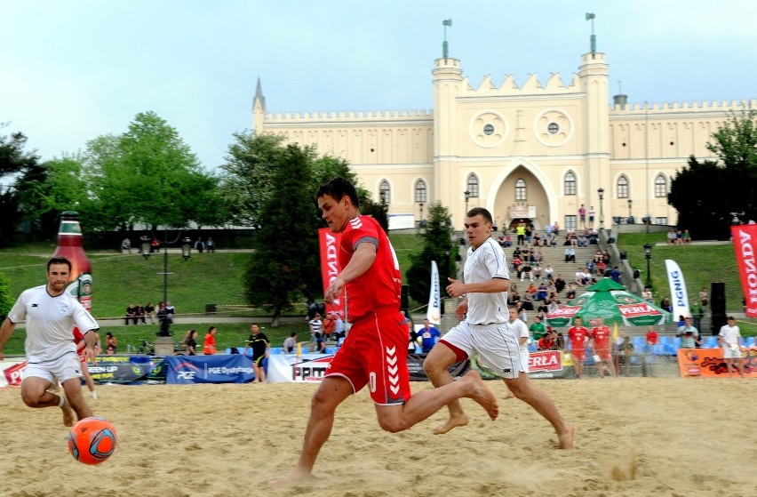 Pl. Zamkowy: Trwa turniej piłki plażowej