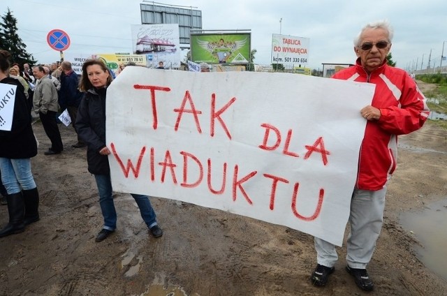 Pikieta mieszkańców Plewisk, którzy domagają się budowy wiaduktu nad torami kolejowymi.