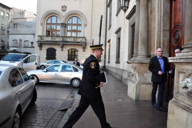 Komendant Janusz Wiaterek idzie do prezydenta Jacka Majchrowskiego. Poszedł, by poinformować, że odchodzi z zajmowanego stanowiska.