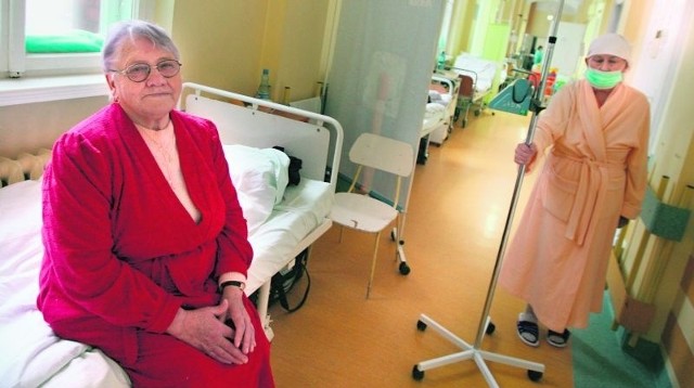 Ludwika Liczkowska na korytarzu czeka na chemioterapię. Tylko takie łóżko było wolne. I na nie musiała zaczekać