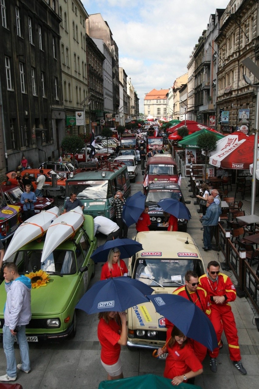 Wystartował Złombol 2011. Jadą z Katowic do Szkocji [ZDJĘCIA]