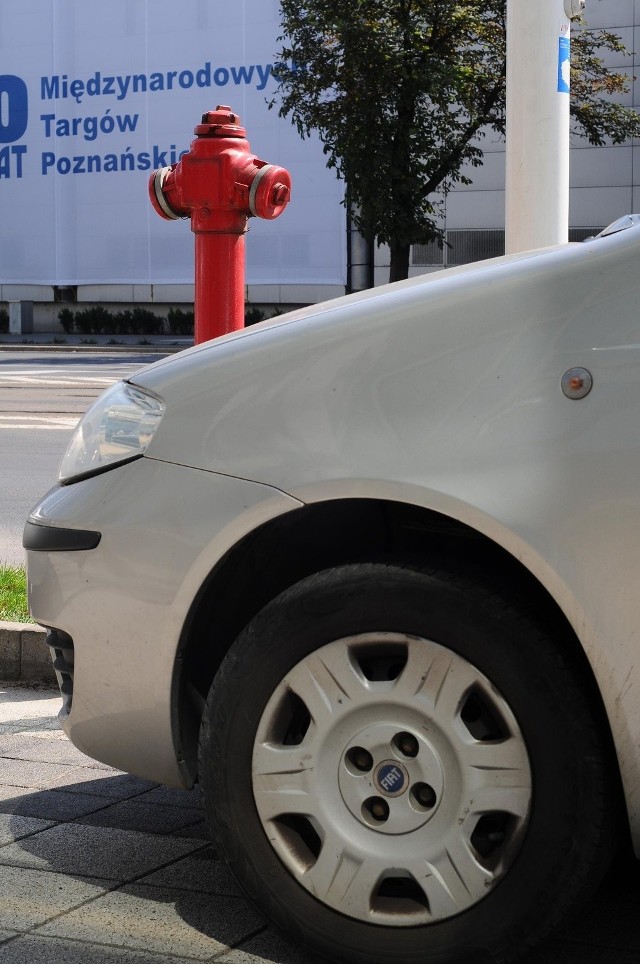 Źle zaparkowane auta często uniemożliwiają akcję strażaków