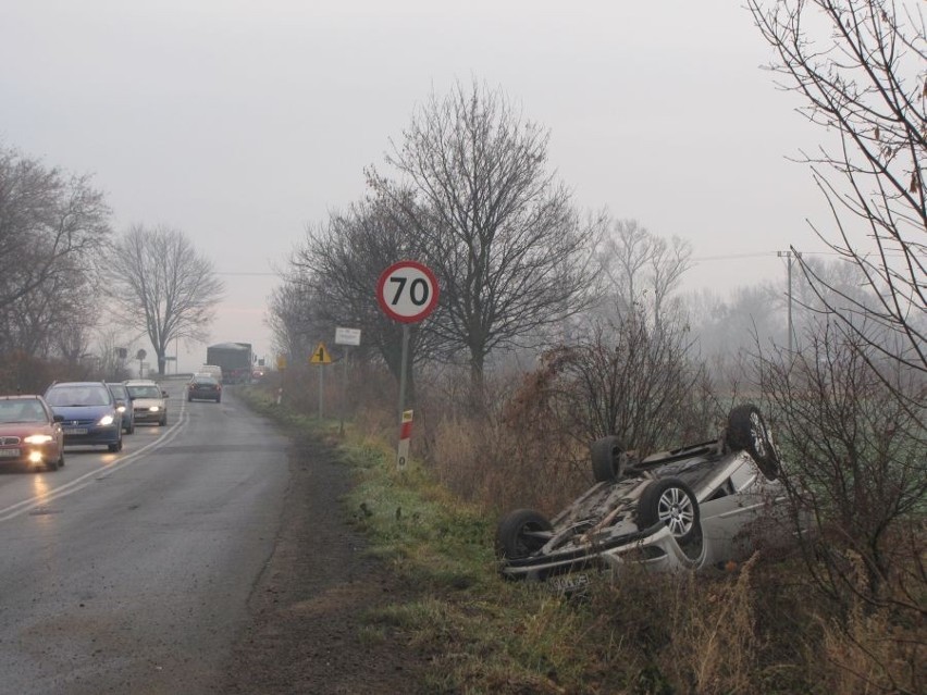 Wypadek na drodze Wrocław - Strzelin. Auto na dachu (ZDJĘCIA)