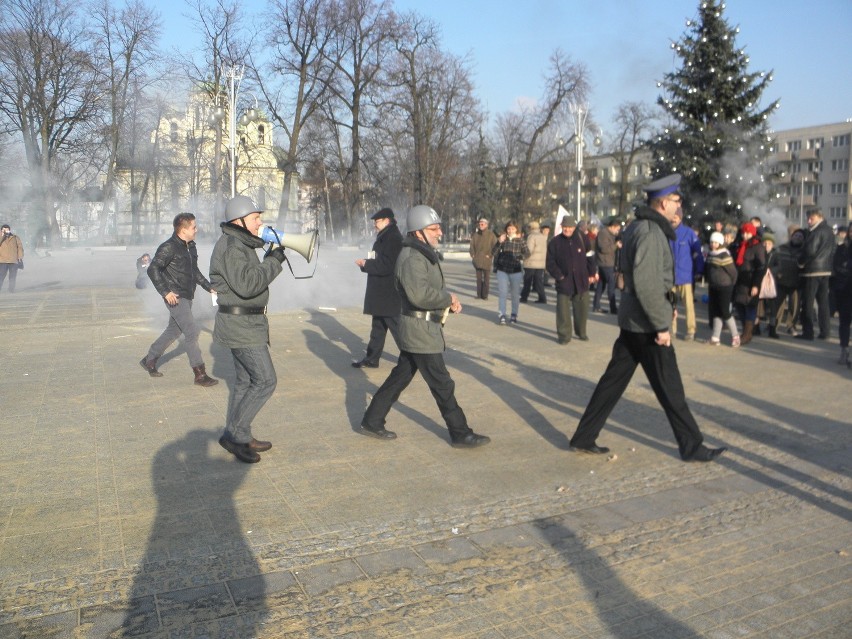 Częstochowa: Stan wojenny na placu Biegańskiego [ZDJĘCIA]