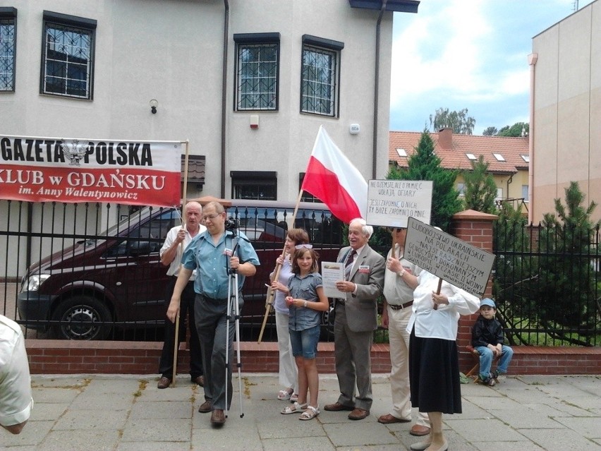 Gdańsk: Pikieta przed konsulatem Ukrainy. Pamiętają o pomordowanych na Wołyniu