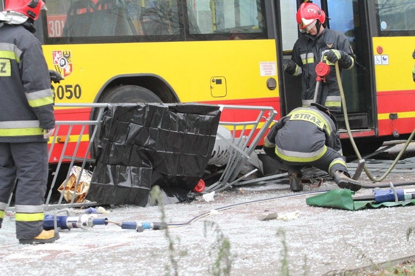 Wrocław: Autobus staranował przystanek na pl. Jana Pawła II. Jedna osoba nie żyje (ZDJĘCIA, FILM)