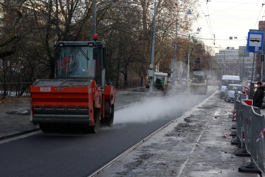 Wrocław: Jest problem z torowiskiem na Podwalu. Szykują się opóźnienia (ZDJĘCIA)