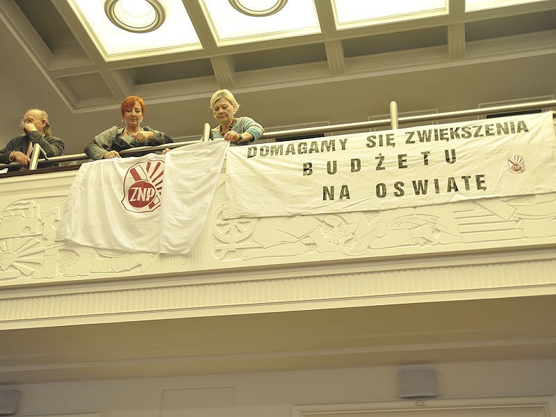 Łódź: protest nauczycielskich związków na sesji [ZDJĘCIA]