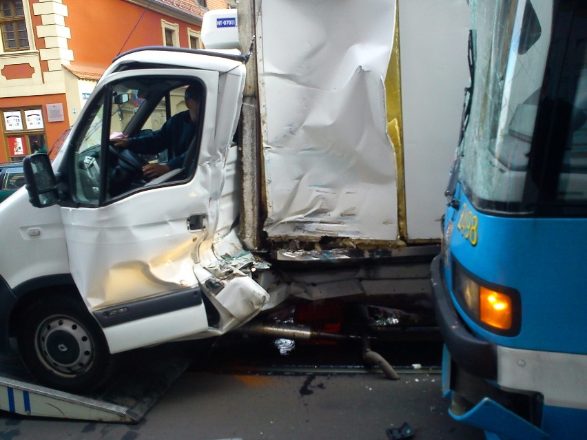 Wrocław: Tramwaj zderzył się z ciężarówką (ZDJĘCIA, FILM)