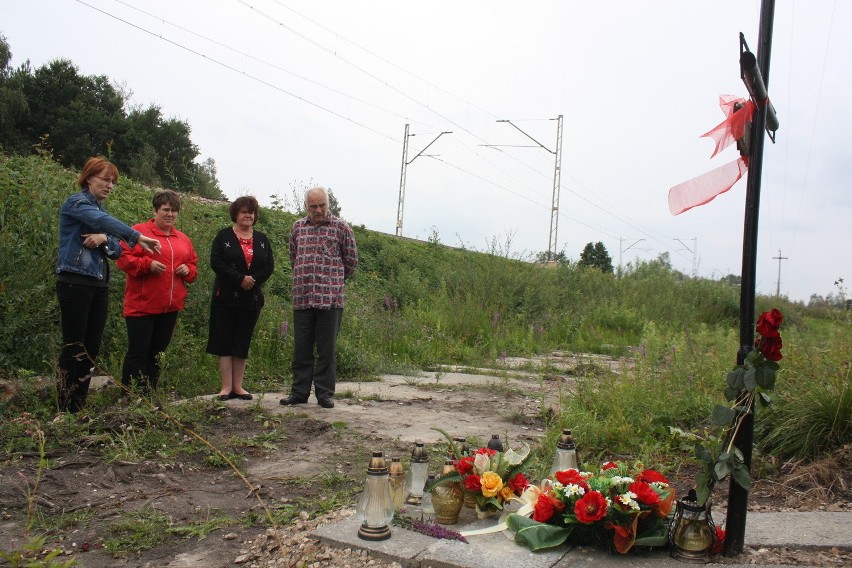 Pod Szczekocinami stanął krzyż dla ofiar katastrofy [ZDJĘCIA]