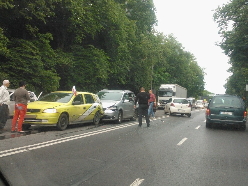 Zderzenie pięciu samochodów na al. Warszawskiej: Jedna osoba nie żyje