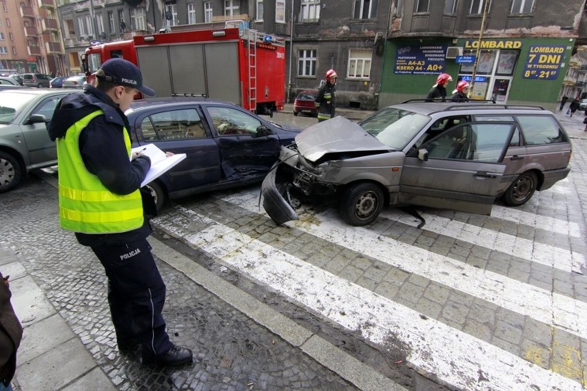 Wypadek na ul. Daszyńskiego. Jedna osoba została poszkodowana (ZDJĘCIA)