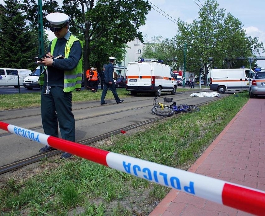 Poznań: Rowerzysta zginął w zderzeniu z tramwajem [ZDJĘCIA FILM]