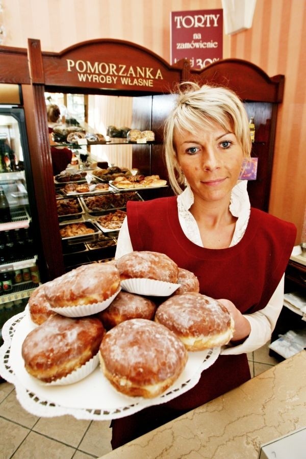 W cukierni Pomorzanka można dziś dostać pączki z różą posypane pudrem, lukrowane, pączki z likierem Adwokat lub faworki