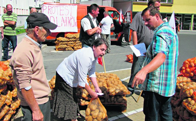 W ramach protestu rolnicy rozdawali ziemniaki