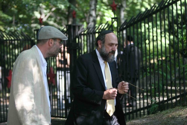 Grzegorz Meisel, szef stowarzyszenia Jerusza i rabin Michael Schudrich przed bramą obecnego cmentarza
