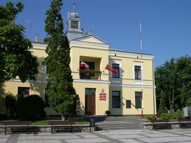 Urząd Miasta w Sławkowie to reprezentacyjny ratusz stojący w środku Rynku