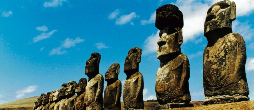 900 enigmatycznych posągów wyrzeźbionych ze skał...