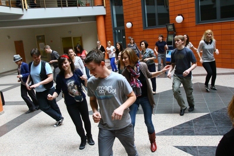 Studenci tańczyli na Wydziale Zarządzania UŁ [ZDJĘCIA+FILM]