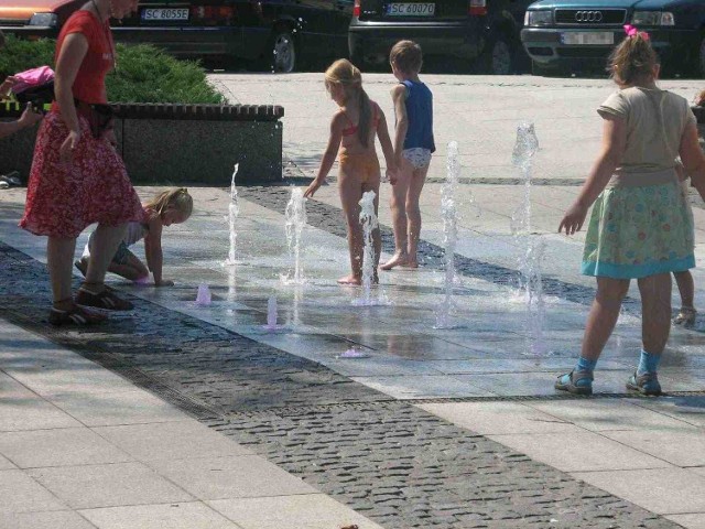 Z nowej fontanny najbardziej cieszą się dzieci