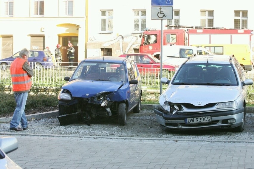 Wrocław: Wypadek na Pułaskiego. Jedna osoba ranna (ZDJĘCIA)