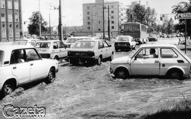 WROCŁAW 13.06.1989 ARCHIWUMN/Z AWARIA WODOCIĄGU NA PLACU POWSTAŃCÓW WARSZAWY.