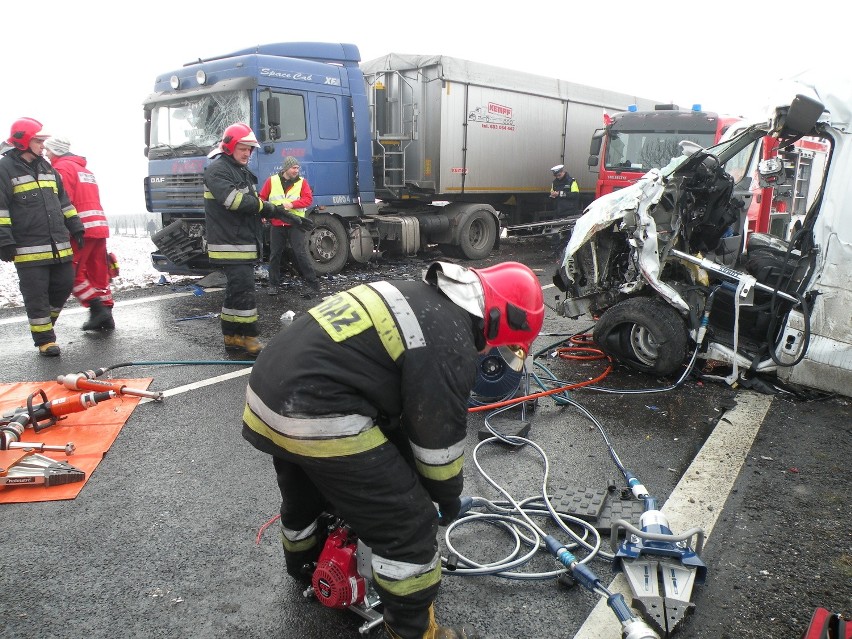 Września: Bus czołowo zderzył się z tirem [ZDJĘCIA]