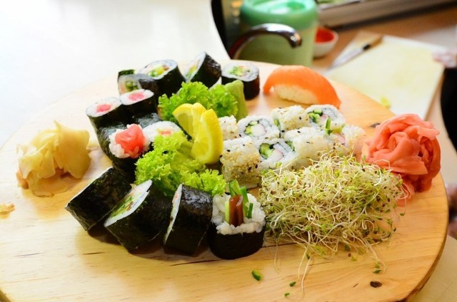 Kucharz z restauracji China House & Sushi Bar przygotowuje sushi.
