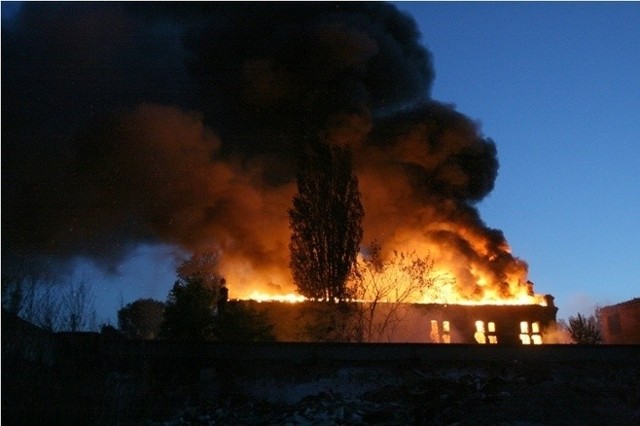 Do 2:00 w nocy strazacy dgaszali pożar dawnych zakładów Uniontex w Łodzi.