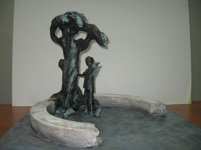 Rzeźba wierzby płaczącej i chłopca ozdobi fontannę. Autorem projektu jest Jarosław Bogucki.