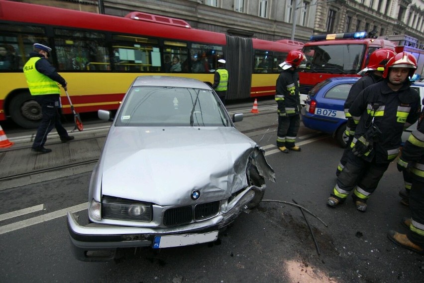 Wypadek na Podwalu: Samochód blokował torowisko. Ogromne korki (ZDJĘCIA)