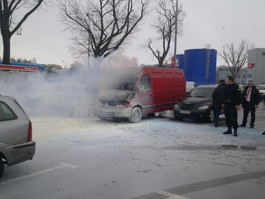 Pożar samochodu na parkingu przed Tesco