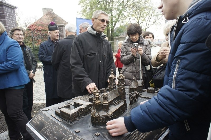 Poznań: Przed katedrą odsłonięto makietę Ostrowa Tumskiego [ZDJĘCIA]