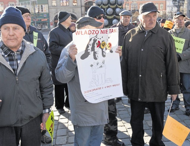 W grudniu protest "śmieciowy" urządzono pod ratuszem