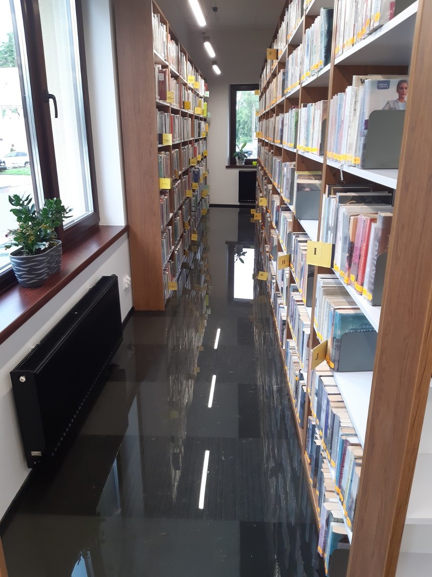 Biblioteka w Prabutach zalana po ulewach. Jak duże są straty? [ZDJĘCIA]