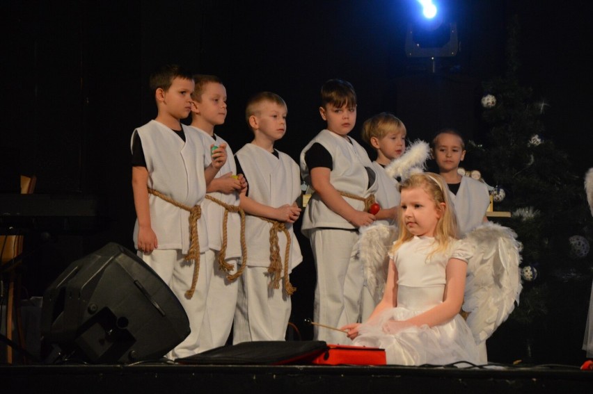 Osiem grup przedszkolnych wystąpiło na scenie Lęborskiego...