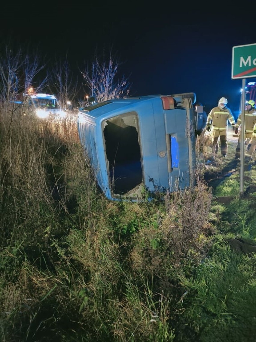 Gm. Miłoradz. Volkswagen przewrócił się na poboczu, bo kierowca nie chciał wjechać w psy