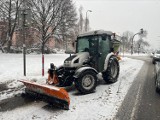 Kraków i Małopolska. Padający deszcz zamienił się w lód. Teraz śnieży. Są problemy