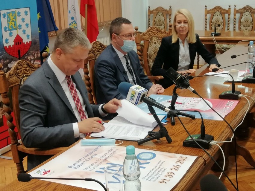 Burmistrz Nowogardu Robert Czapla podpisał 1 grudnia umowę...